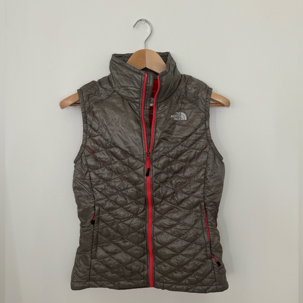 Women’s North Face running vest. Size small. Grey and pink
